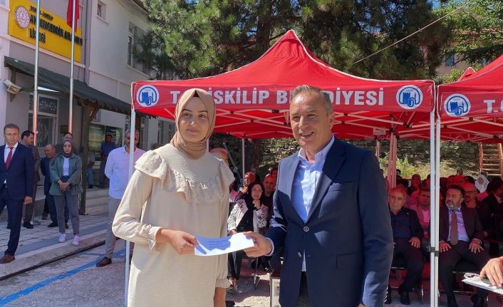 56 yıldır süren gelenek: Bu okulda başarılı öğrenciler parayla ödüllendiriliyor