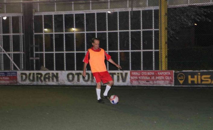 70 yaşına rağmen top koşturmaya devam ediyor