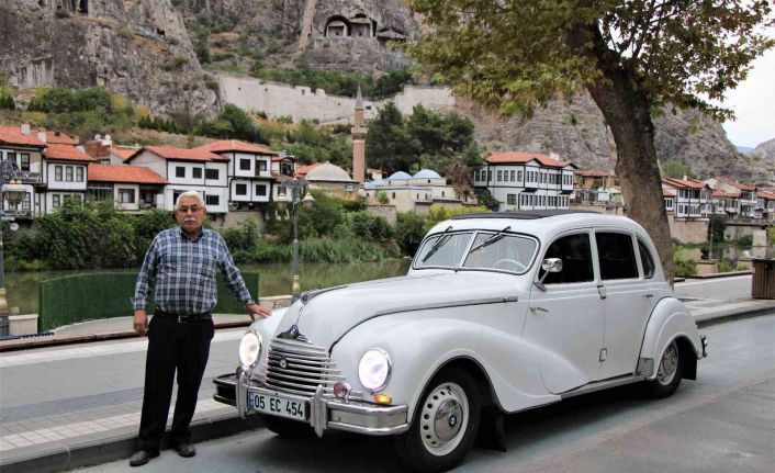 70 yıllık klasik otomobil görenleri hayran bırakıyor: Son gelen teklif 1,5 milyon lira