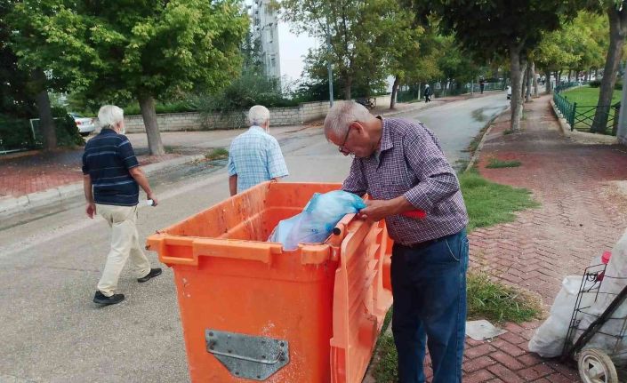 75’lik delikanlı günde 10 kilometre yürüyerek atık topluyor