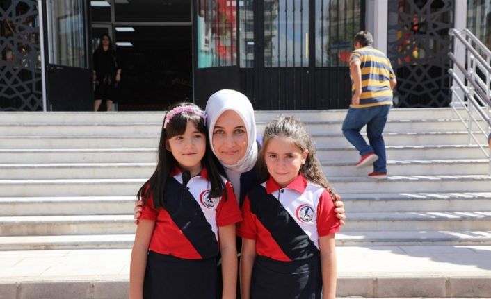 Afyonkarahisar’da 10 bin 972 öğretmen ve 147 bin 241 öğrenci ile ders başı yaptı