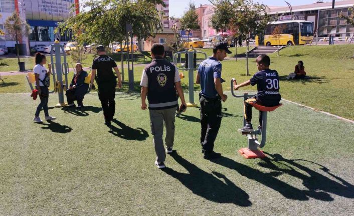 Aksaray’da polis ekipleri hem denetim yapıyor hem de vatandaşları dinliyor