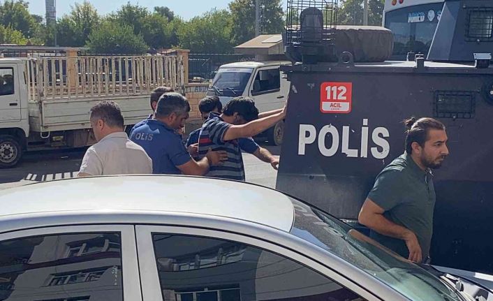 Alacaklısını evinde bıçakladı, yaralının eşi yardım feryadında bulundu