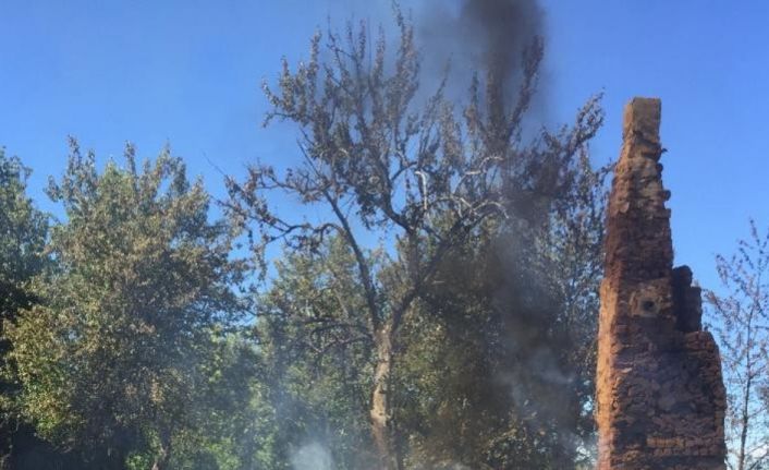 Alevlere teslim olan iki katlı ev, samanlık ve ahır küle döndü