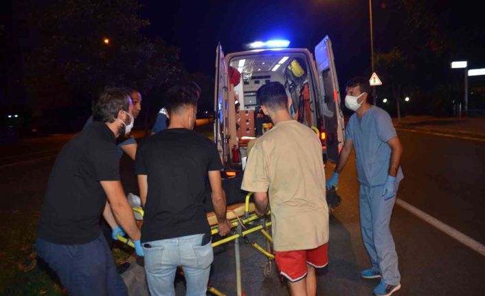 Antalya’da motosiklet orta refüje çarptı: 1 i ağır 2 yaralı