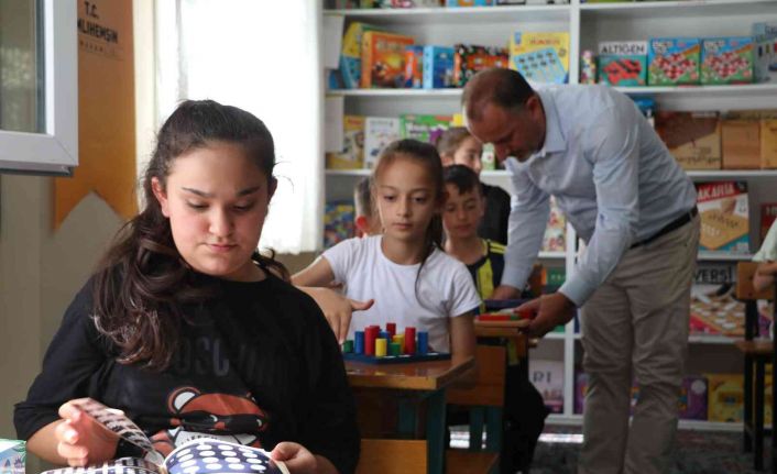 Atıl durumdaki okulu köydeki öğrenciler için eğitim merkezi haline getirdi