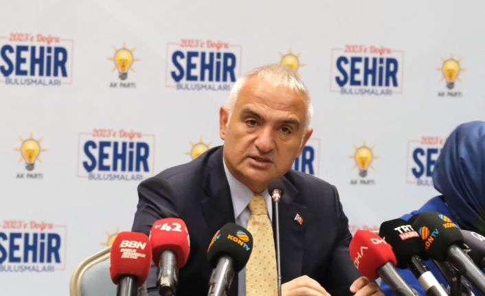 Bakan Ersoy: “Türkiye’ye fazla turist geleceği gibi beklentileri gerçekçi bulmuyorum”