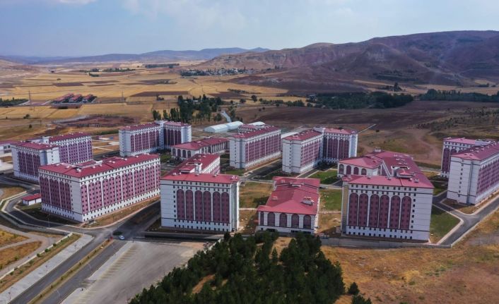 Bakan Kasapoğlu: "Çam ağaçlarının arasında yükselen bir yaşam merkezi"