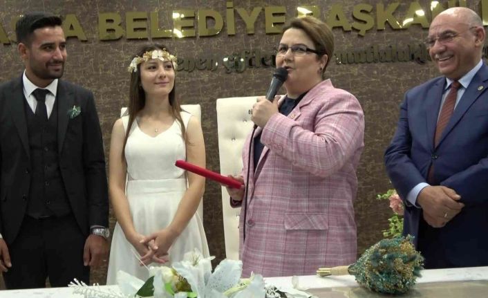 Bakan Yanık, genç çifte sürpriz nikah şahitliği yaptı, evlilik cüzdanını damada verdi