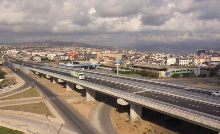 Bandırma’daki üst geçit çift taraflı olarak ulaşıma açıldı