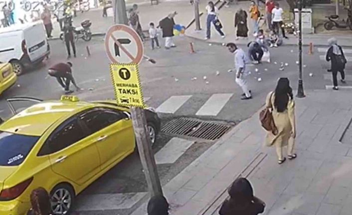 Bankaya giderken elindeki paralar rüzgarla savruldu: Vatandaşlar tek tek yerden topladı