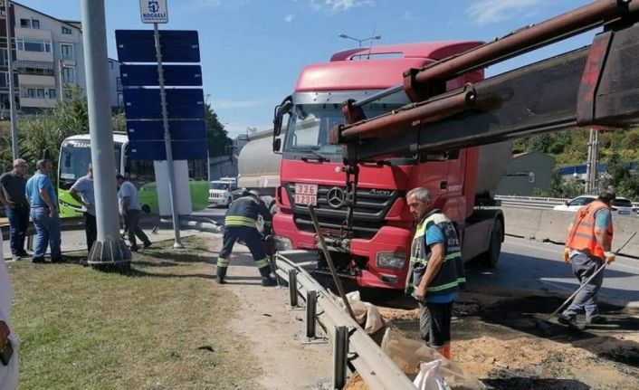 Bariyerlere çarpan tırdan burnu bile kanamadan çıktı