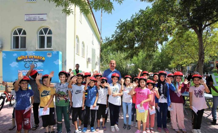 Başkan Altay 40 gün sabah namazına camiye giden çocuklara bisikletlerini hediye etti