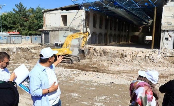 Başkan Çakın eski belediye binasının yerine yapılacak projeler hakkında bilgi verdi