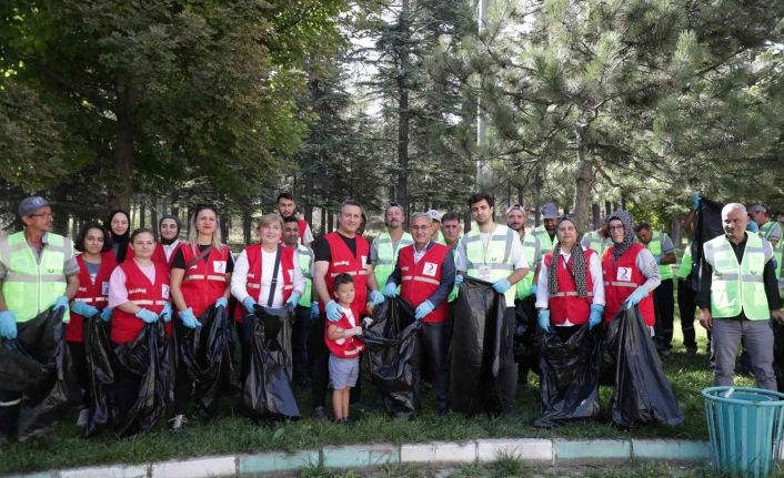 Başkan Işık, etkinliğe katılarak çevre temizliğine dikkat çekti