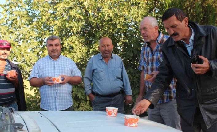 Başkan Öküzcüoğlu’ndan üzüm teslim kuyruğundaki üreticilere çorba ikramı