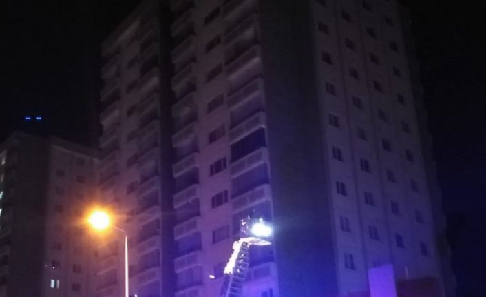 Başkent’te 14 katlı apartmanda yangın: 1 kişi öldü, 2 itfaiye eri dumandan etkilendi
