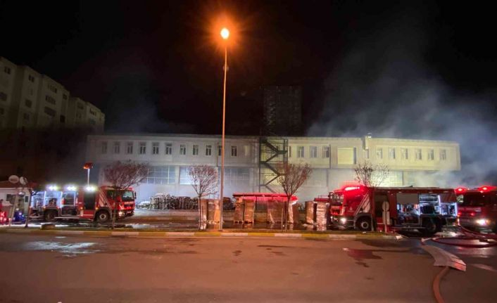 Beylikdüzü’nde 14 saattir yanan fabrikada itfaiyenin çalışması sürüyor, bir bina tedbir amaçlı boşaltıldı