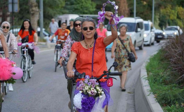 Bilecik’te Süslü Kadınlar Bisiklet Turu renkli görüntülere sahne oldu