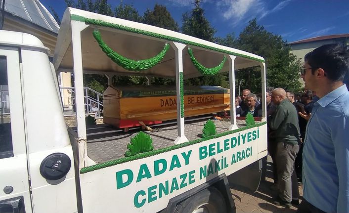 Bisikletiyle gezmek için çıktığı yolda cansız bedeni bulunan yaşlı vatandaş son yolculuğuna uğurlandı