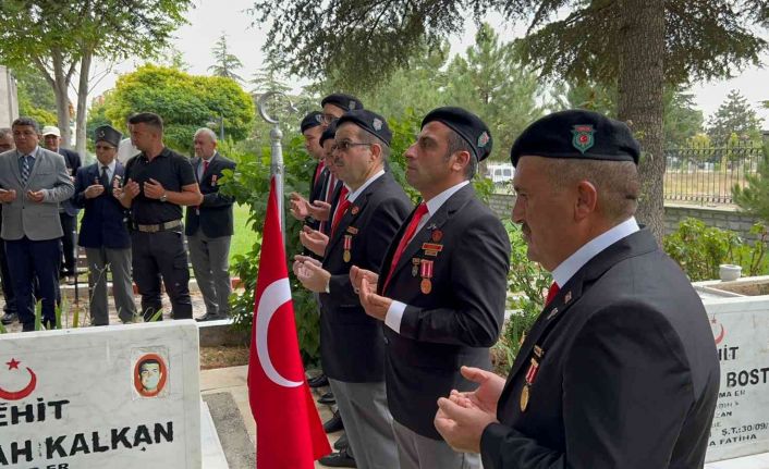 Bolvadin’de Gaziler Günü kutlaması çelenk sunumuyla başladı