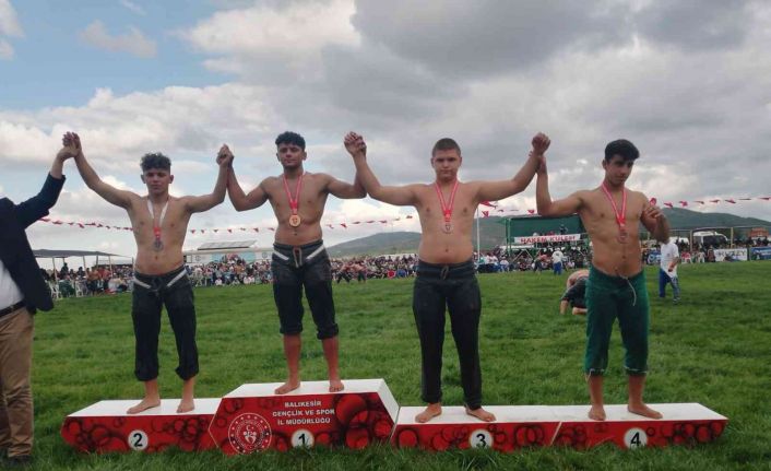 Bursa Büyükşehir Belediyesporlu güreşçiler Gönen’den 7 madalyayla döndü