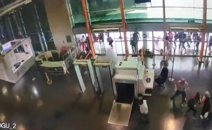 Bursa’da şehirler arası otobüs terminalinin çatı kısmının fırtına sebebiyle çökme anı kamerada