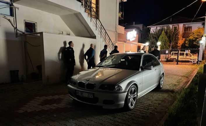 Cenaze evine taziyeye giden 2 arkadaşa otomobil çarptı: 1 ölü, 1 yaralı