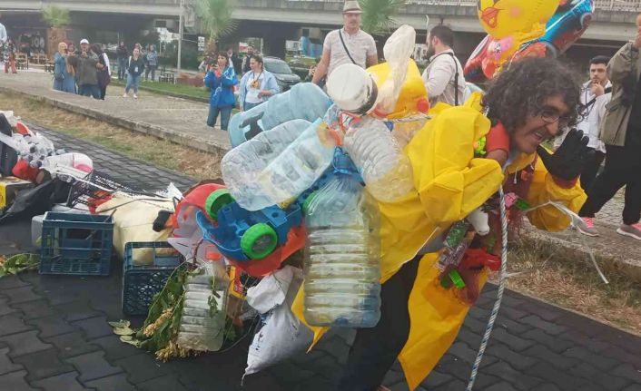 Çevre kirliliğine dikkat çekmek için sıra dışı bir etkinliğe imza attı
