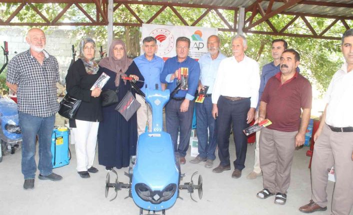 Çiftçilere tarım aletleri dağıtıldı