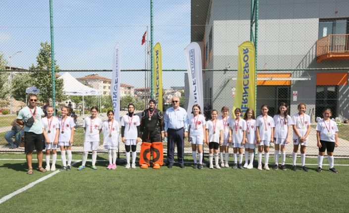 Çim Hokeyi Turnuvasında kıyasıya mücadele