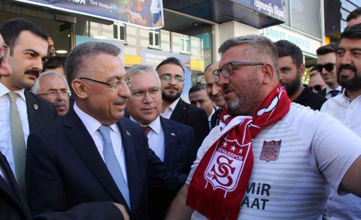 Cumhurbaşkanı Yardımcısı Fuat Oktay, “Zabaha kadar Ahmet”in tüm simitlerini satın aldı