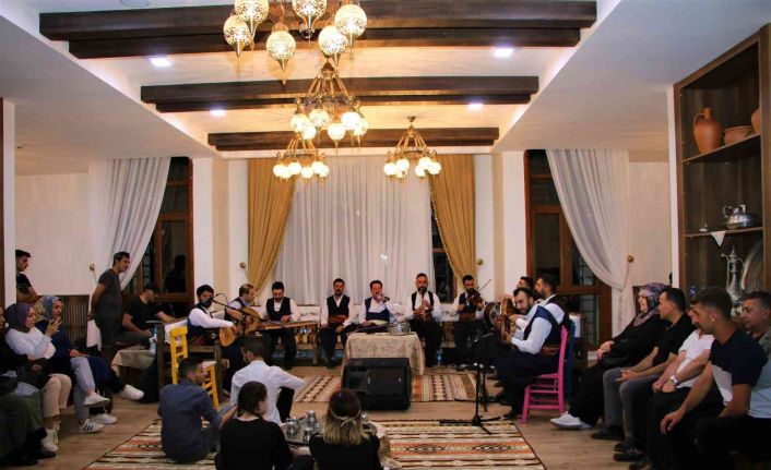 Dinleyenleri mest eden Kürsübaşı, vatandaşlar tarafından yoğun ilgi görüyor