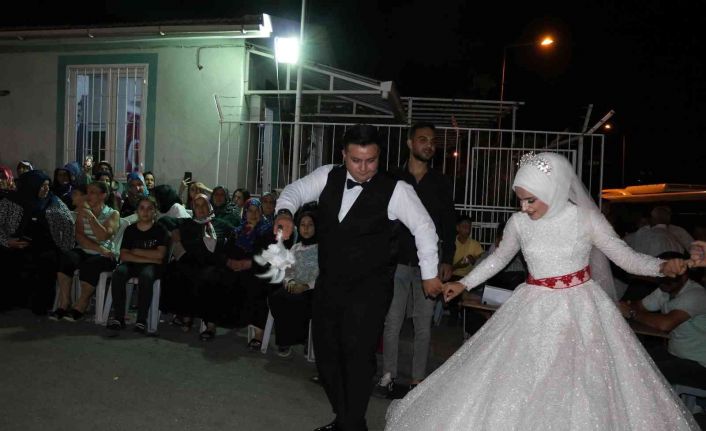 Düğün salonu kiralayamayınca muhtarlık bahçesinde evlendiler