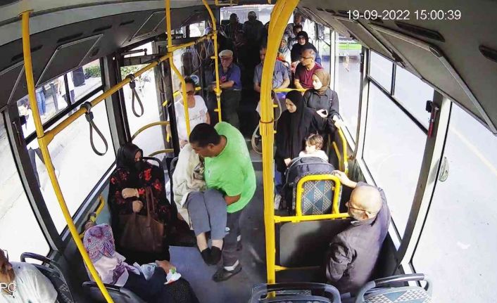 Durakta kalp krizi geçirdi, belediye otobüsüyle hastaneye yetiştirildi