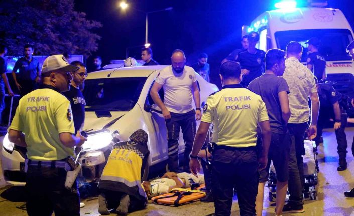 Ehliyetsiz sürücü ﻿uygulamadan kaçarken ters yöne girip kaza yaptı: 2 yaralı