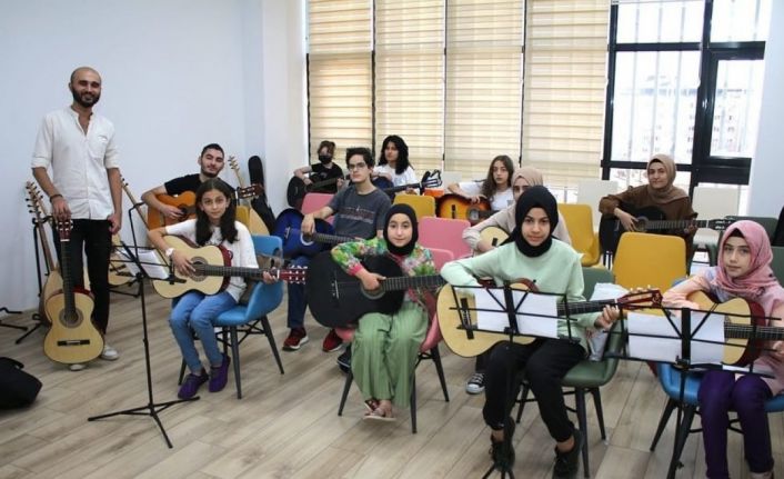 Elazığ Belediyesinin enstrüman kurslarına yoğun ilgi