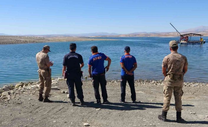 Elazığ’da tekne battı: Tekneyle birlikte suda kaybolan şahsı arama çalışmaları sürüyor