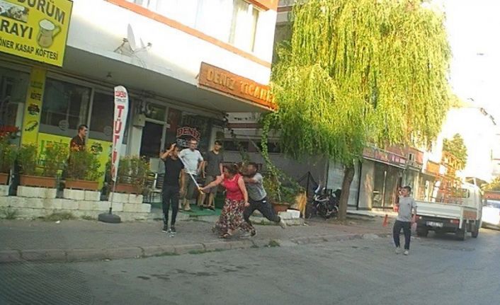 Eli sopalı kadın önüne gelen erkeği dövdü