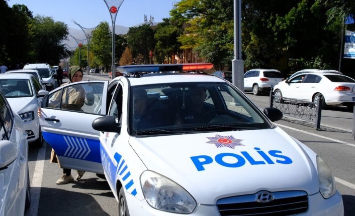 Erzincan polisi KPSS’ye geç kalmakta olan öğrenciyi 15 dakika kala sınava yetiştirdi