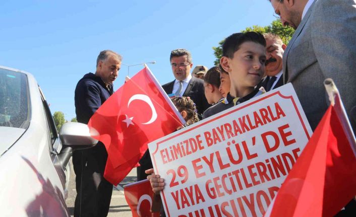 Erzurum’da ‘Yayalara öncelik duruşu, hayata saygı duruşu’ sloganıyla yaya geçitleri kırmızıya boyandı