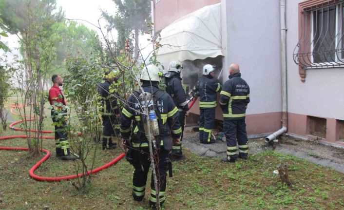 Evin mutfağında çıkan yangın paniğe sebep oldu