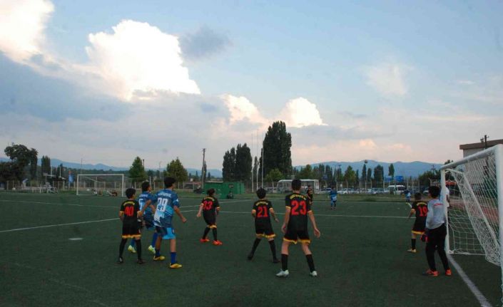 Gediz’de Büyük Zaferin 100. Yılında yüzme yarışması ve futbol turnuvası düzenlendi