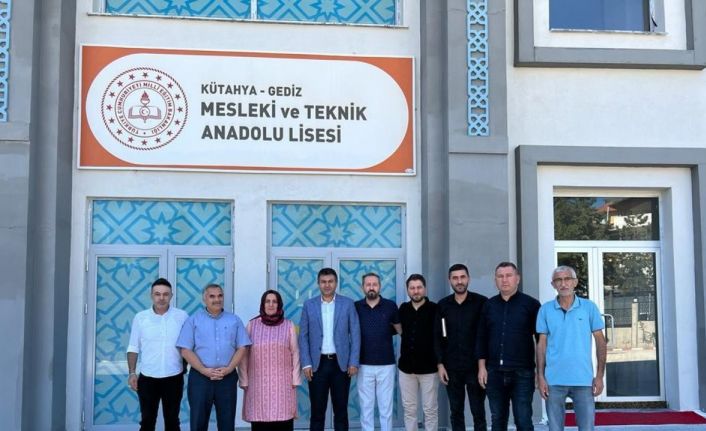 Gediz’de “Minik Ayaklar Üşümesin, Veren El Alan Eli Görmesin” sosyal sorumluluk projesi
