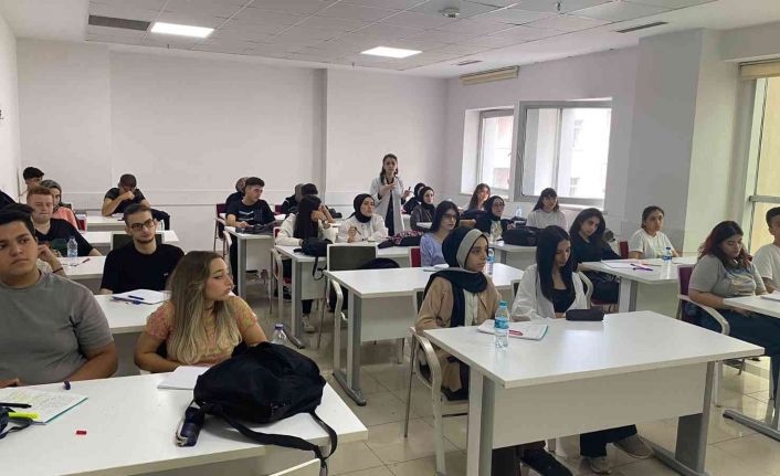 Gençlik Merkezi’nde öğrenciler horonla moral buluyor