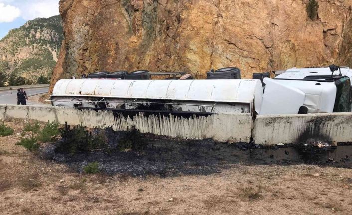 Gümüşhane’de virajı alamayan bitüm yüklü asfalt tankeri yan yattı: 1 yaralı