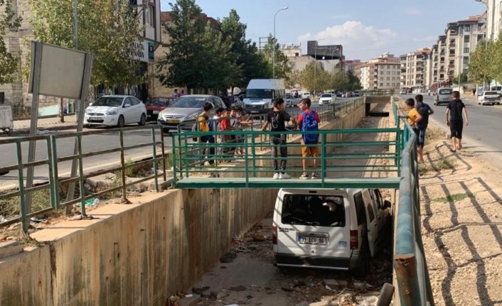 Hafif ticari araç kanala uçtu: 2 yaralı