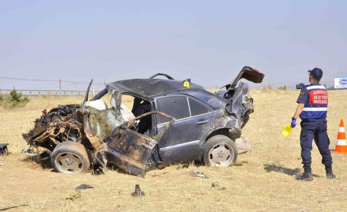 Hurdaya dönen otomobildeki 4 kişi yaralandı