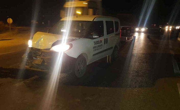 İki aracın çarpıştığı kazada şans eseri ölen ya da yaralanan olmadı