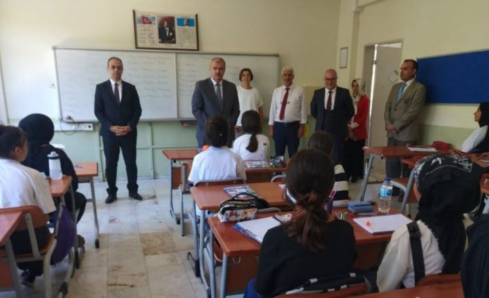 İl Milli Eğitim Müdürlüğü, öğrencileri yalnız bırakmıyor